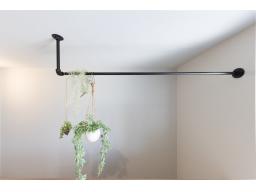 【アイアンハンガーパイプ イメージ写真】 天井づけされ安心の耐荷重。オープンな空間で見せても絵になる、アイアンのハンガーパイプ。玄関に設置で衣類はもちろん、グリーンを吊るすのにもおすすめです。