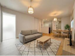 WOODTEC天然木複合フローリング。家族のゆとり時間に、木の温もりを。（写真：II号地） ※掲載の写真は完成建物の画像にCGで家具を配置したイメージです。