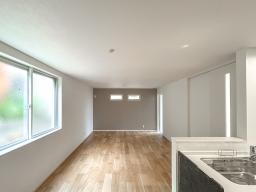 キッチンからリビングダイニング全体が見渡せる設計。料理をしながら、宿題をする子どもの様子を見守れます。（写真：II号地）