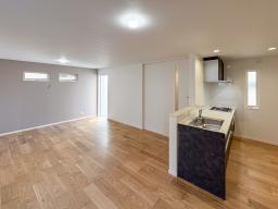 約16.７帖の広々リビングはダイニングテーブルとソファを置いても、お子様が遊ぶスペースを十分に確保。家族が思い思いの時間を過ごしながら、同じ空間にいられる広さです。（写真：II号地）