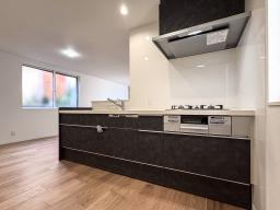 夕食後の片付けは食器洗い乾燥機にお任せ。家族でゆっくり過ごす時間を増やすキッチン。手元から足元までがすべてスライド式で収納力抜群のシステムキッチン。３口コンロ・オールインワン浄水栓付きです。