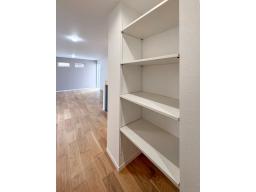 食料品や調理家電などキッチン周りのものを収納できるパントリー（可動収納）と隣接した収納スペースもあり、キッチンをすっきり保ち広々と使えます。