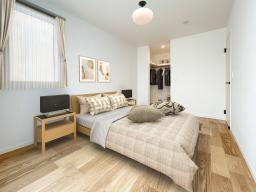 一日の終わりを静かに過ごす主寝室。隣接するウォークインクローゼットで、朝の身支度も慌ただしくなりません。（写真：II号地２階東洋室6.7帖）※掲載の写真は完成建物の画像にCGで家具を配置したイメージです