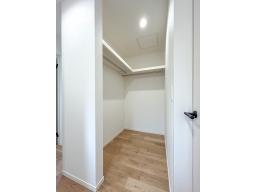 ２階居室に隣接するファミリークローゼットは、家族みんなで使え、洗濯から収納までの流れが整い、片付けもスムーズです。