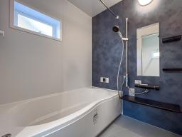 1日の疲れを癒す、ゆとりの浴室。キレイサーモフロアにより冬でも足元が冷たくなりにくく快適。まる洗いカウンターは壁から外して丸ごと洗えるため掃除も簡単。換気乾燥暖房機付きです。