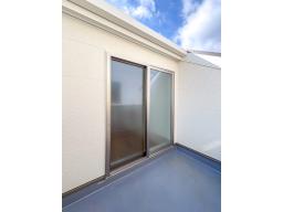 心地よい光と風が通り抜けるバルコニー。須磨の海を望む開放感の中で、家族のくつろぎ時間やお子さまの遊び場、家庭菜園など多彩に楽しめます。（写真：II号地）