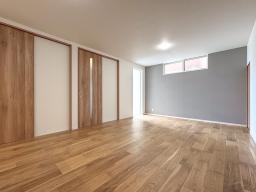 キッチン側からリビングダイニング全体が見渡せる設計。料理をしながら、宿題をする子どもの様子を見守れます。