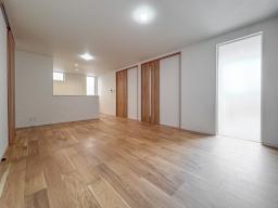 1７帖の広々リビングはダイニングテーブルとソファを置いても、お子様が遊ぶスペースを十分に確保。家族が思い思いの時間を過ごしながら、同じ空間にいられる広さです。