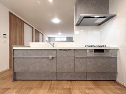 夕食後の片付けは食器洗い乾燥機にお任せ。家族でゆっくり過ごす時間を増やすキッチン。手元から足元までがすべてスライド式で収納力抜群のシステムキッチン。３口コンロ・オールインワン浄水栓付きです。