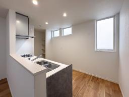 オープンパントリー　食料品や調理家電などキッチン周りのものを収納できるパントリーは、キッチンをすっきり保ち広々と使えます。