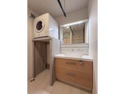 雨の日もストレスフリーにお洗濯できる、ガス衣類乾燥機「乾太くん」標準装備。天気や花粉を気にせず洗濯OK。ホスクリーン併設で、乾燥機にかけれないおしゃれ着も干すことができて便利です。