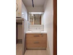 散らかりがちなタオルや小物もすっきり収まる収納と扉付きリネン庫で、洗面まわりはいつもきれい。