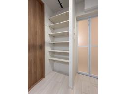 増えがちな洗面まわりを、まとめて美しく収納できるリネン庫。