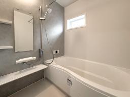 1日の疲れを癒す、ゆとりの浴室。キレイサーモフロアにより冬でも足元が冷たくなりにくく快適。まる洗いカウンターは壁から外して丸ごと洗えるため掃除も簡単。換気乾燥暖房機付きです。