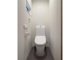 白を基調とした明るいお手洗い。フチレス形状で汚れがたまりにくく、水アカや汚れが付きにくい設計。清掃性や快適性に優れた一体型シャワートイレ（LIXIL）は清潔でクリーンな空間を実現します。（写真は１階のトイレです。）