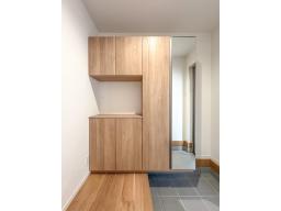 大容量のシューズクローゼットは家族みんなの靴だけでなく、アウトドア用品、防災グッズなどが収納可能。玄関まわりがすっきり片付き、家事に追われる毎日を快適に整えます。