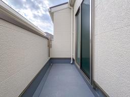 心地よい光と風が通り抜けるバルコニー。須磨の海を望む開放感の中で、家族のくつろぎ時間やお子さまの遊び場、家庭菜園など多彩に楽しめます。