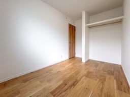 サービスルーム5帖　収納完備。居室内オープンクローゼットで、収納場所が一目瞭然。朝のお子様の身支度も慌ただしくなりません。