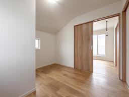 洋室5.2帖　扉で仕切れる、隣室とつながる、使い方広がるフレキシブル空間。