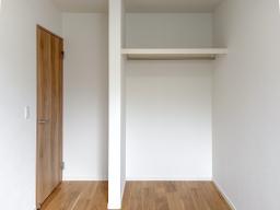 居室内オープンクローゼットで、収納場所が一目瞭然。朝のお子様の身支度も慌ただしくなりません。