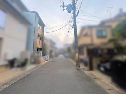 前面道路幅員約6ｍがあり、ラクラク駐車可能です♪