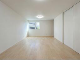 【リビングイメージ】キッチンからリビング・ダイニング全体を見渡せる設計。料理をしながら、宿題をするお子さまの様子を見守れます。※掲載の写真は当社施工事例であり、本物件のものではありません。