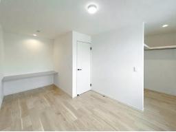 【カウンタースペースイメージ】3階南洋室のカウンタースペースは、勉強や読書にちょうどいい場所。自分の時間に集中できる、落ち着いた空間です。※掲載の写真は当社施工事例であり、本物件のものではありません