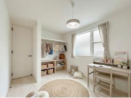 【子供部屋イメージ】全居室5帖以上のゆとり設計。家族それぞれの時間も大切にできる住まいです。※掲載の写真は当社施工画像にCGで家具を合成配置したものです。実際にはモデルセッティングはございません。