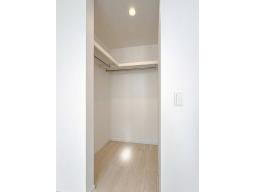 【ウォークインークローゼットイメージ】3階南洋室内の大容量ウォークインークローゼット。洗濯から収納までの流れが整い、片付けもスムーズです。※掲載の写真は当社施工事例であり、本物件のものではありません。