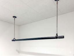 【ランドリールームイメージ】洗面脱衣室の天井にクリアトーンを採用。部屋干し時の気になるニオイを軽減し、空気を心地よく整える快適な空間です。※掲載の写真は当社施工事例であり、本物件のものではありません。