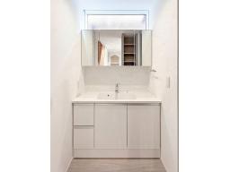 【洗面イメージ】タオルや小物もすっきり収まる収納を備え、洗面まわりはいつも整った印象に。忙しい毎日でも気持ちよく使えます。※掲載の写真は当社施工事例であり、本物件のものではありません。