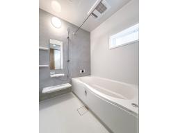 【浴室イメージ】一日の疲れを癒す、ゆとりある浴室。キレイサーモフロアで冬も足元が冷えにくく、換気乾燥暖房機付きで一年中快適です。※掲載の写真は当社施工事例であり、本物件のものではありません。