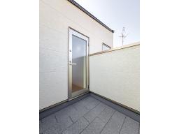 【バルコニーイメージ】南向きならではの心地よい日差しと風通しが、毎日の暮らしに明るさと開放感をもたらします。※掲載の写真は当社施工事例であり、本物件のものではありません。