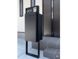【宅配BOX付き門柱イメージ】不在時の荷物受け取りも安心。ポケットキー採用の玄関で、荷物やお子様を抱えていてもスムーズに帰宅できます。※掲載の写真は当社施工事例であり、本物件のものではありません。