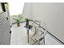 【同分譲地・施工事例】アウトドアリビング：道路からの目線を気にしない開放的な空間。