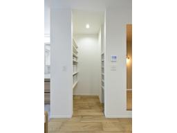 【同分譲地・施工事例】パントリー：調理器具やストックをたくさん収納できます♪