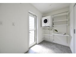 【同分譲地・施工事例】洗濯スペース：人気のガス乾燥機”乾太くん”を完備。洗う→乾かす→畳むがこの1か所で完結します。