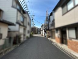 西側前道約３.７ｍ