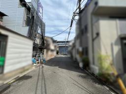 東側前道(北向)約６ｍ