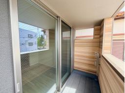 LDKから直接出入りできる、開放感あふれるバルコニー。室内と屋外が自然につながる設計で、光と風を身近に感じられる心地よい空間です。洗濯物干しはもちろん、ちょっとしたリラックスタイムやグリーンを楽しむスペースとしても活躍。