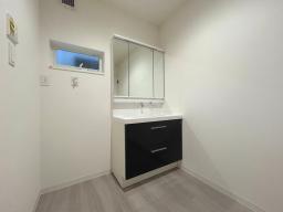 【洗面化粧台】三面鏡の裏は全て収納になっており、散らかりがちな小物もスッキリ片付きます。