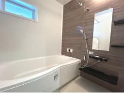 【浴室】床部分は汚れにくい特殊加工と形状でお掃除ラクラク！断熱層構造で、足裏の冷たさも感じにくい快適仕様です。