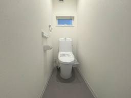 【1階トイレ】汚れが付きにくい”アクアセラミック”や、サッとひと拭きで綺麗になる”フチレス形状”でお手入れも簡単です。