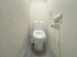 【2階トイレ】汚れが付きにくい”アクアセラミック”や、サッとひと拭きで綺麗になる”フチレス形状”でお手入れも簡単です。