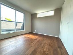 【3階7.3帖】主寝室に最適な、ゆとりある7.3帖の居室。