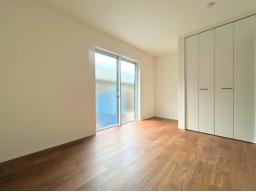 【1階6.4帖】大きな窓から光が入り、明るく心地よい空間です。