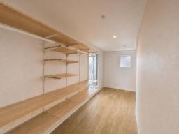 取り出しやすさと美しさを両立。お気に入りの雑貨や本を、美しく整えるオープン収納で、空間に余白と洗練を。	6.7帖　ニュージーパインの棚板が美しい、カスタマイズできる壁面収納。	【壁面収納例】※掲載の画像は、CGで家具を合成配置したものです。実際にはモデルセッティングはございませんので、ご了承ください。	 	  画像8