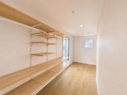 6.7帖　ニュージーパインの棚板が美しい、カスタマイズできる壁面収納。	【壁面収納例】※掲載の画像は、CGで家具を合成配置したものです。実際にはモデルセッティングはございませんので、ご了承ください。	 	  画像8	画像9