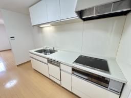 3口IHコンロ・グリル・食洗機を備えたシステムキッチン。調理から後片付けまで効率よく行える、使い勝手の良い設備です。