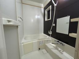 毎日の疲れを癒す浴室は1坪タイプです。足を伸ばしてゆっくりとくつろげます。